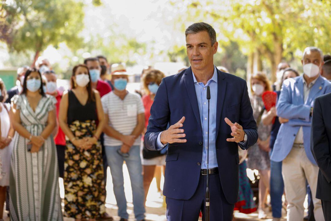 El presidente del Gobierno, Pedro Sánchez, durante su intervención tras visitar este jueves un hogar de mayores de la localidad cacereña de Navalmoral de la Mata. 