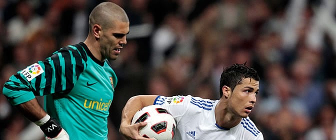 Valdés se lamenta después del gol de Cristiano en el partido de Liga del Bernabéu