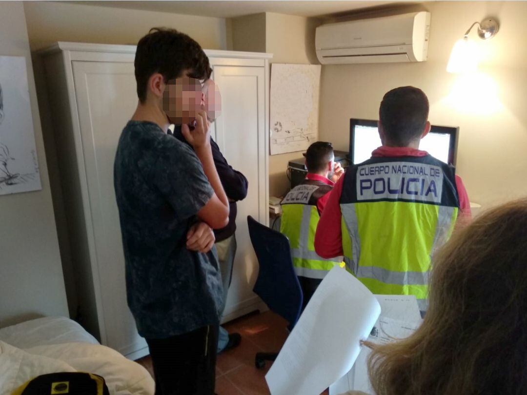 La Policía Nacional registra el ordenador del adolescente en su domicilio de Marbella (Málaga)