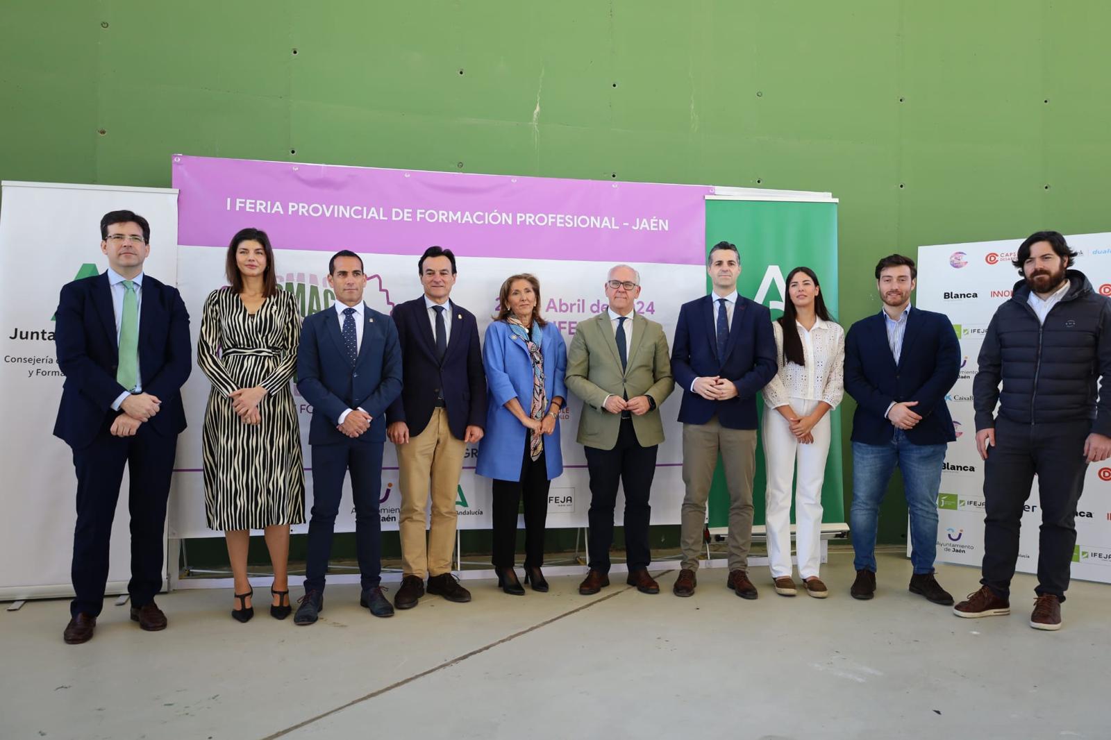 Foto de familia con autoridades en la inauguración de la I Feria Provincial de FP