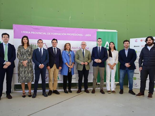Foto de familia con autoridades en la inauguración de la I Feria Provincial de FP