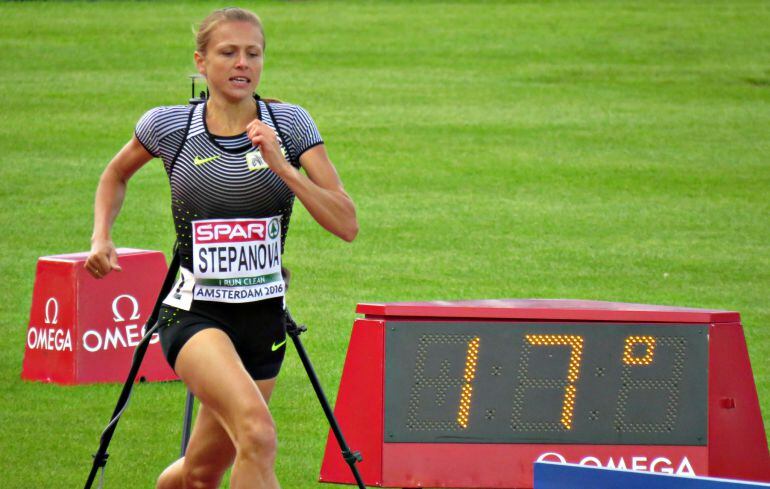 Stepanova en la primera vuelta de los ochocientos metros