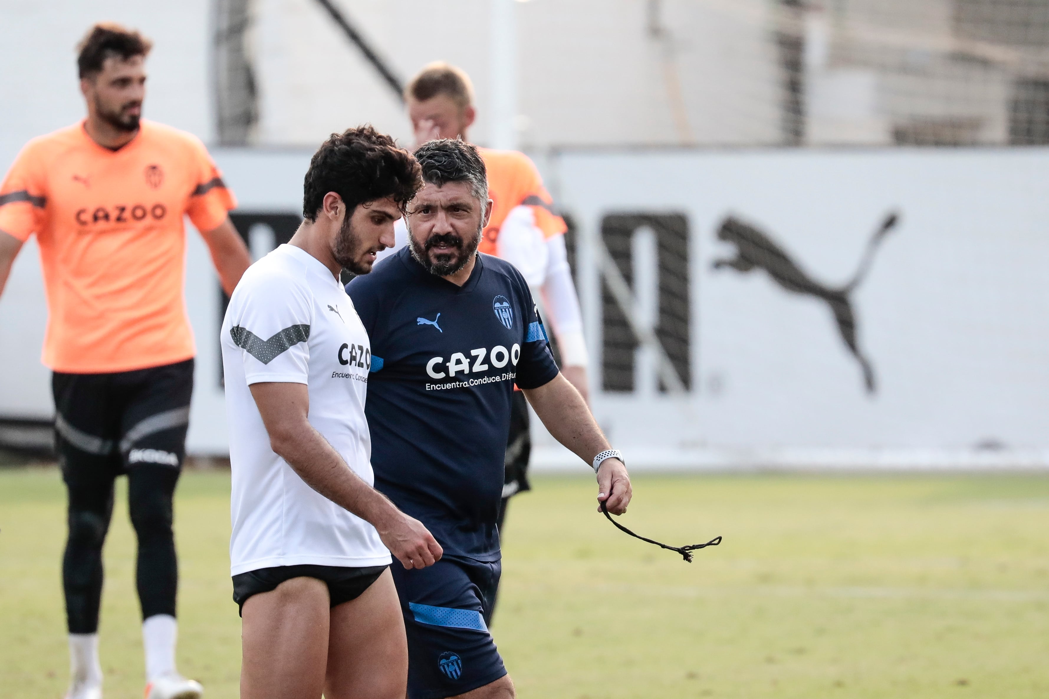 El técnico del Valencia, CF, Gennaro Gattuso, conversa con su delantero el portugués Gonçalo Guedes, durante la sesión de entrenamiento en la ciudad deportiva del club. EFE/Ana Escobar