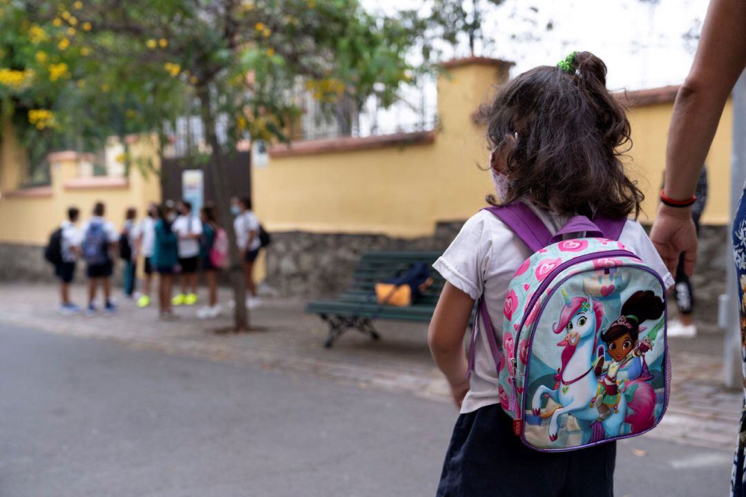 En la imagen, una niña acude a clase a un colegio
