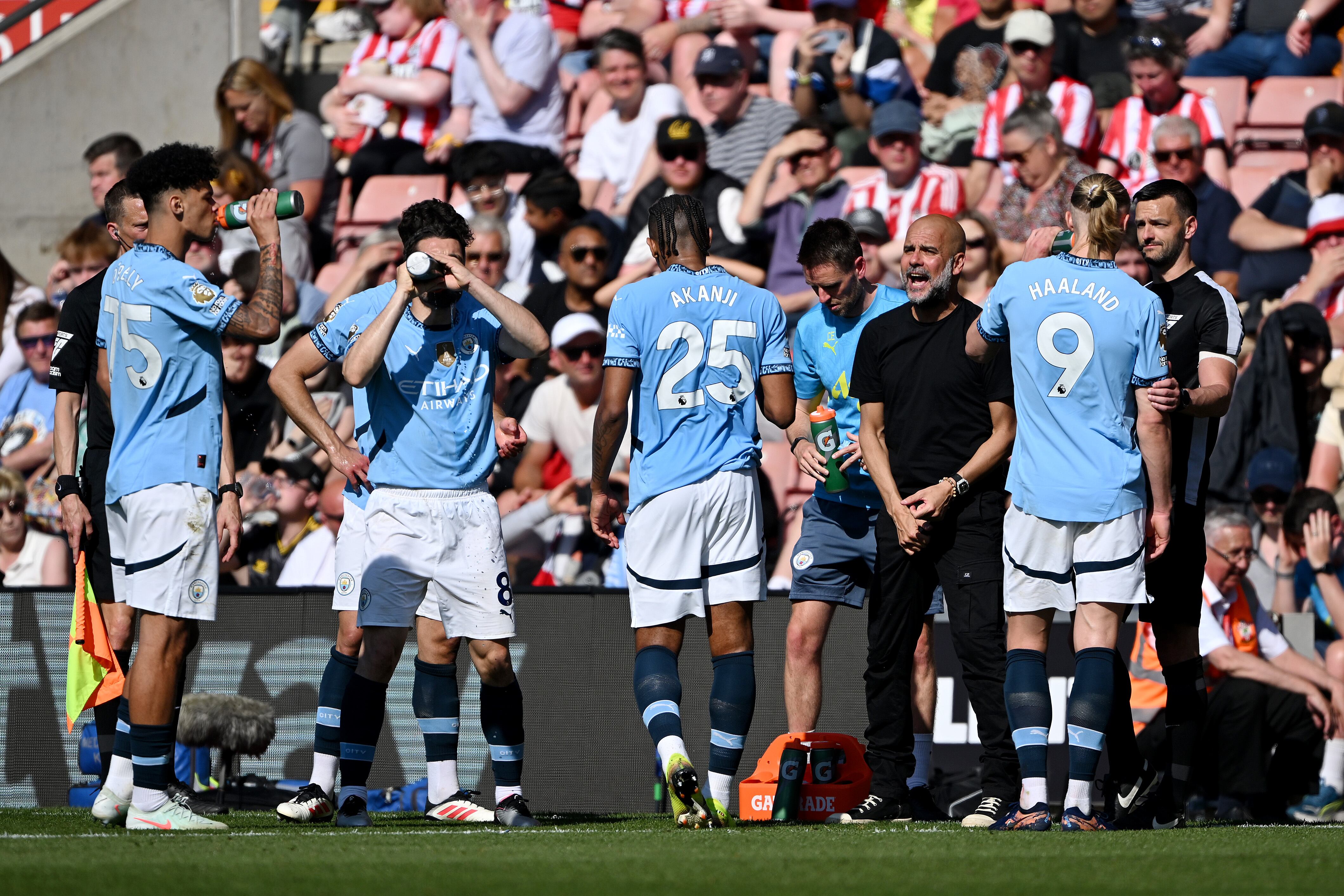 Pep Guardiola junto a sus jugadores en el encuentro ante el Southampton