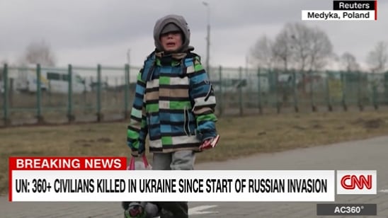 Un niño ucraniano llora mientras huye de Ucrania