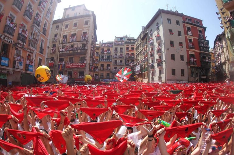 Miles de personas festejan con sus pañuelos alzados el inicio de las fiestas de San Fermnin 2015 tras el lanzamiento del tradicional &quot;txupinazo&quot; desde el balcón del Ayuntamiento de Pamplona. EFE/Javier Lizón