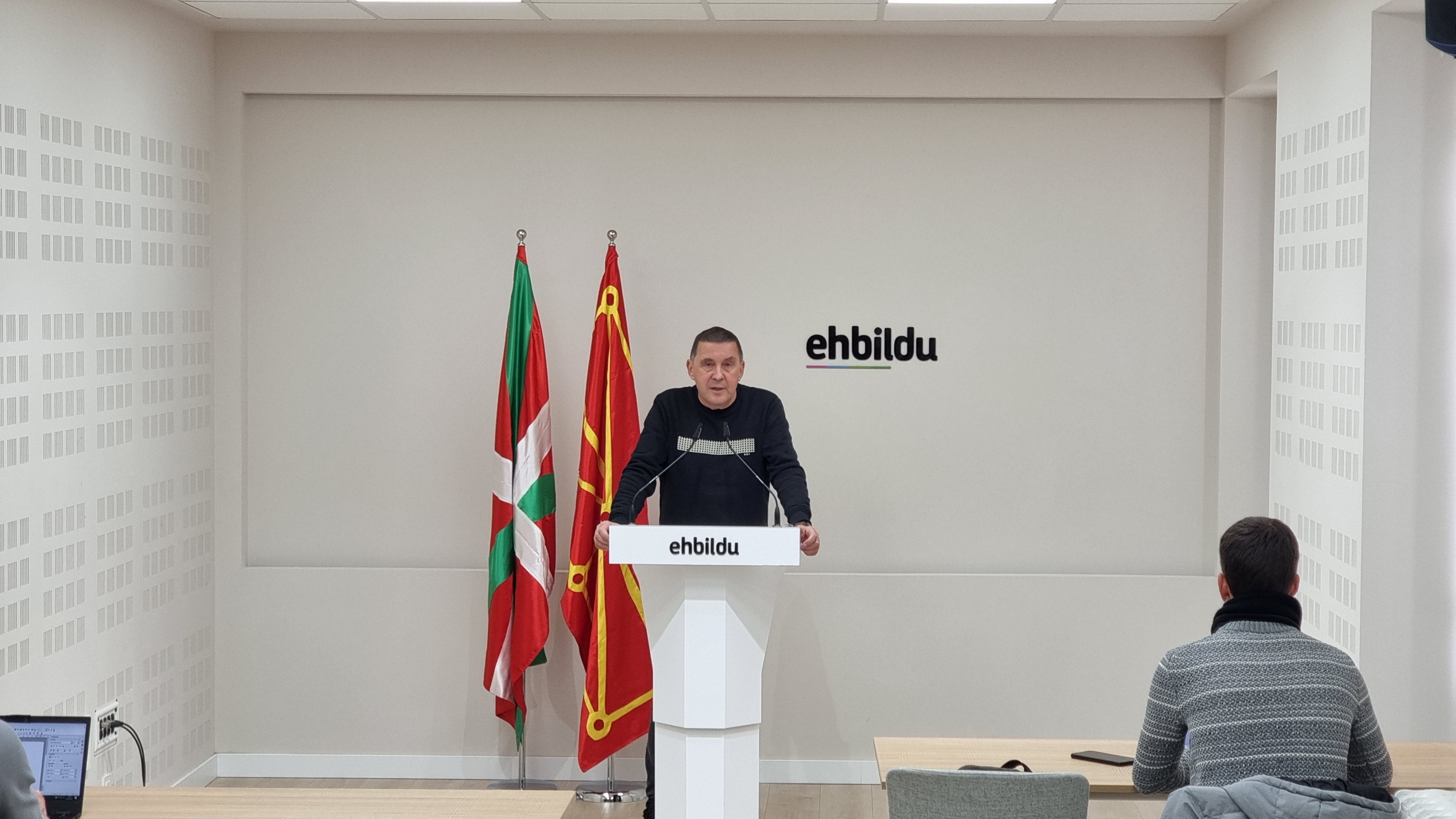 Arnaldo Otegi, en rueda de prensa en Pamplona