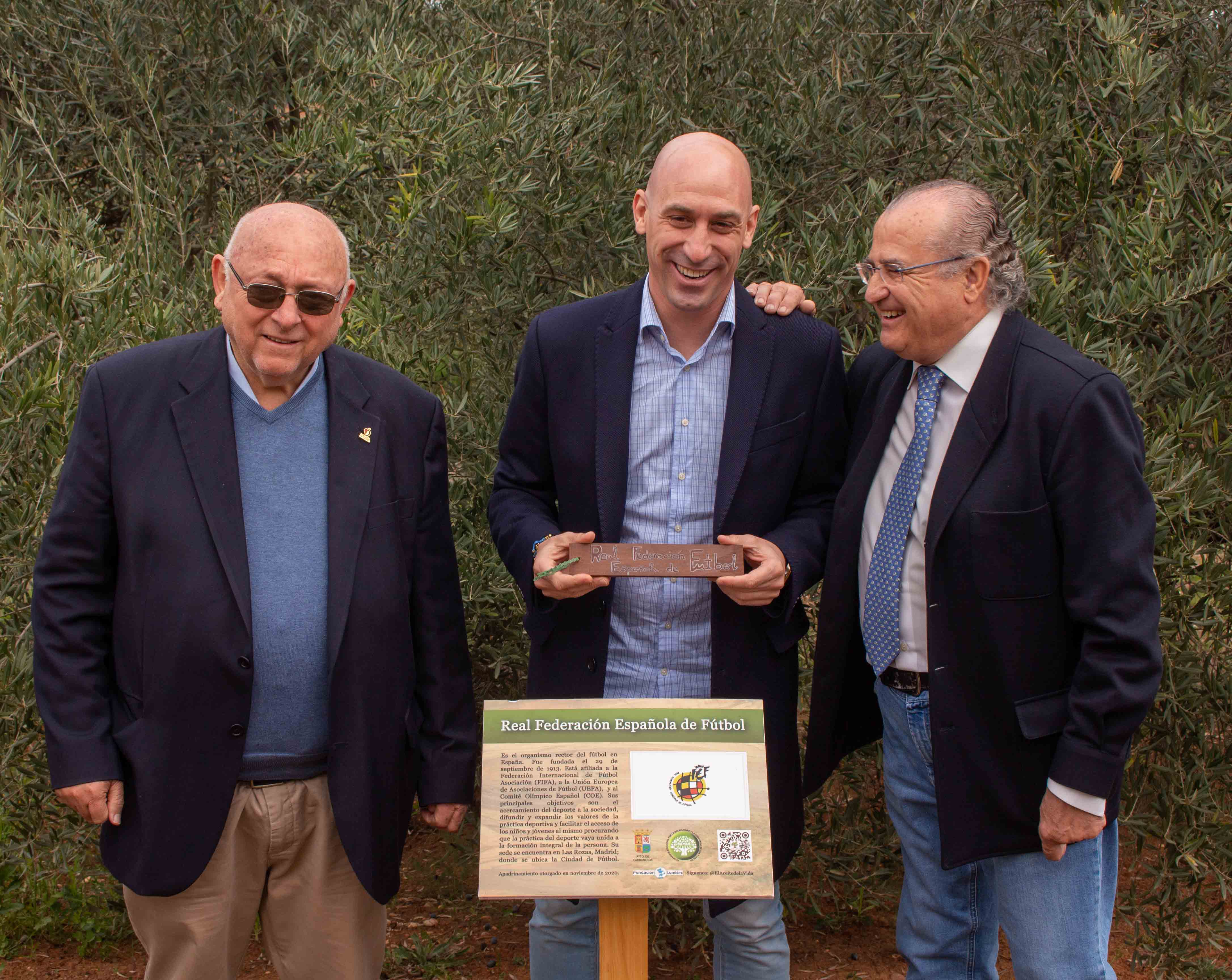 De izquierda a derecha, el alcalde de Carboneros, Domingo Bonillo; el presidente de la RFEF, Luis Rubiales, y el presidente de la Fundación Lumière, Antonio Mayoralas.