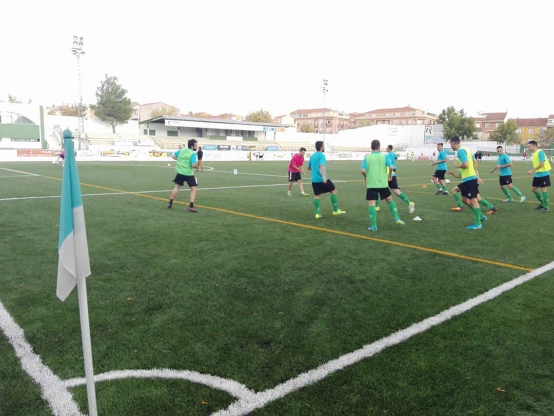 Imagen de archivo del equipo durante un calentamiento.