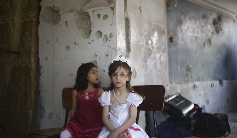  Fotografía de archivo fechada el 21 de mayo de 2016 que muestra a dos niñas en una clase en Douma, en las afueras de Damasco, Siria. La fotografía ganó el tercer premio de la &#039;Foto del Año 2016&#039; otorgado por UNICEF en una gala celebrada en Berlín, Aleman