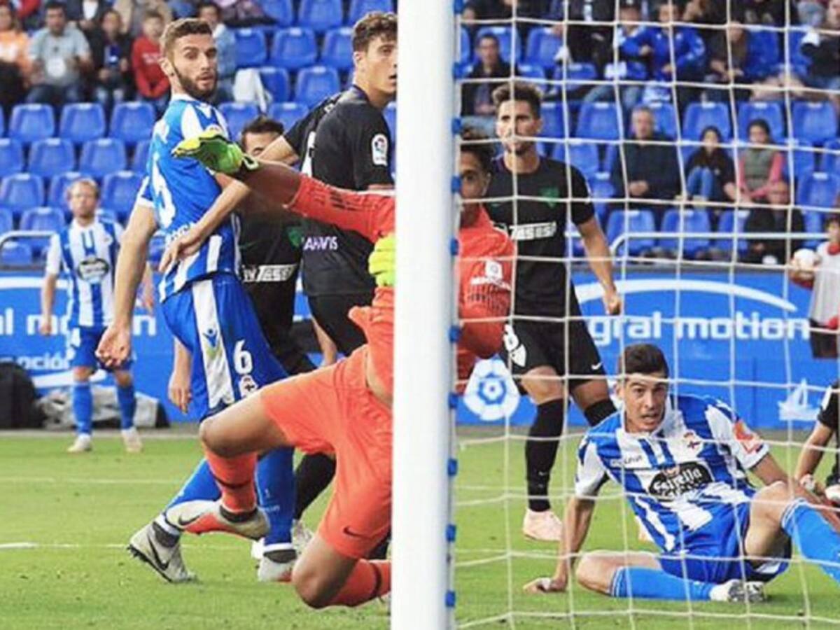 El Dépor acaba con diez y salva un punto ante el líder Málaga