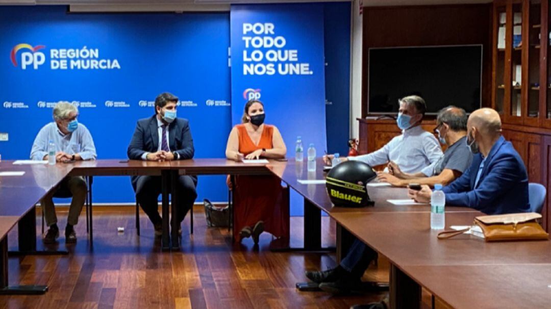 Reunión en la sede del PP con representantes de la enseñanza concertada