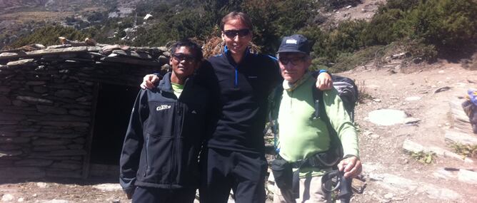 David Alonso con Carlos Soria y Muktum sherpa de confianza de Carlos