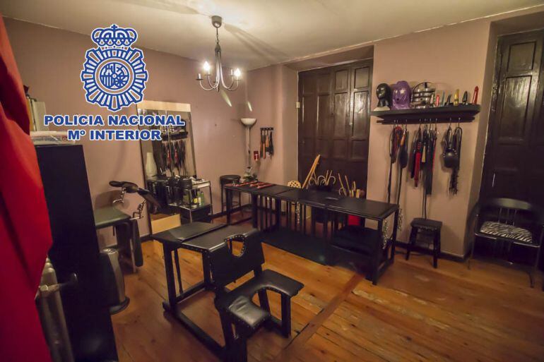 El interior del local sadomasoquista de Oviedo en el que ejercían la prostitución las víctimas, se convirtió en referencia del sector en el norte de España 