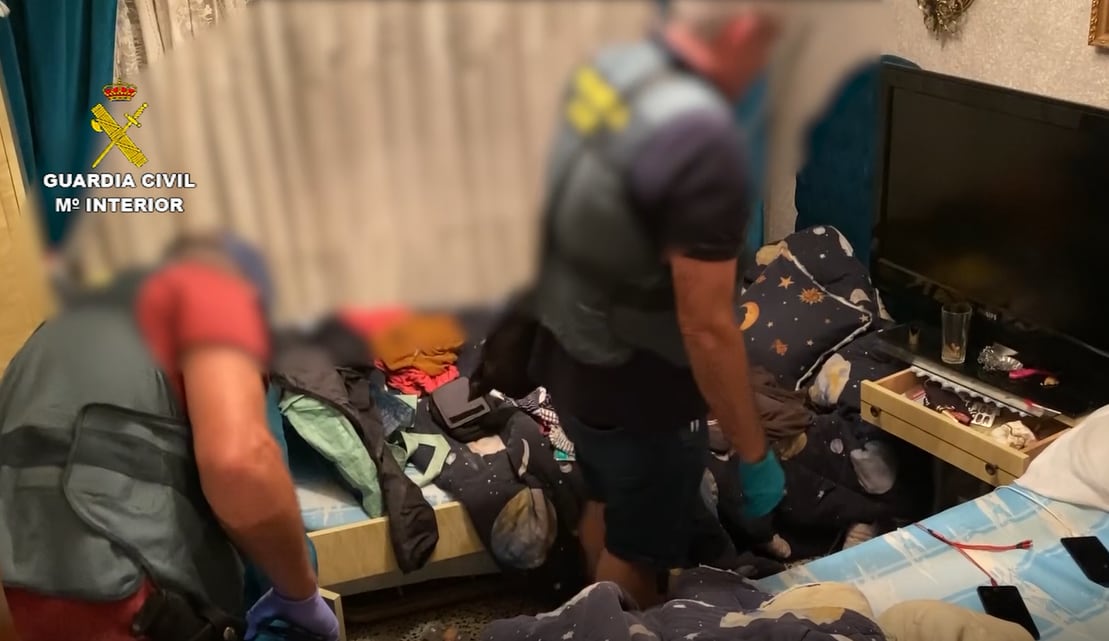 La Guardia Civil registra el domicilio del presunto autor del disparo