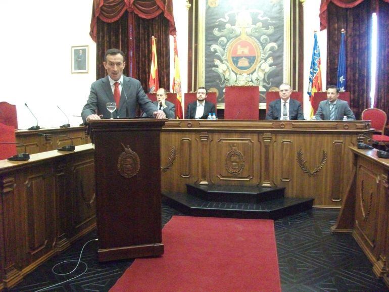 El alcalde, Carlos González, durante la lectura de su discurso