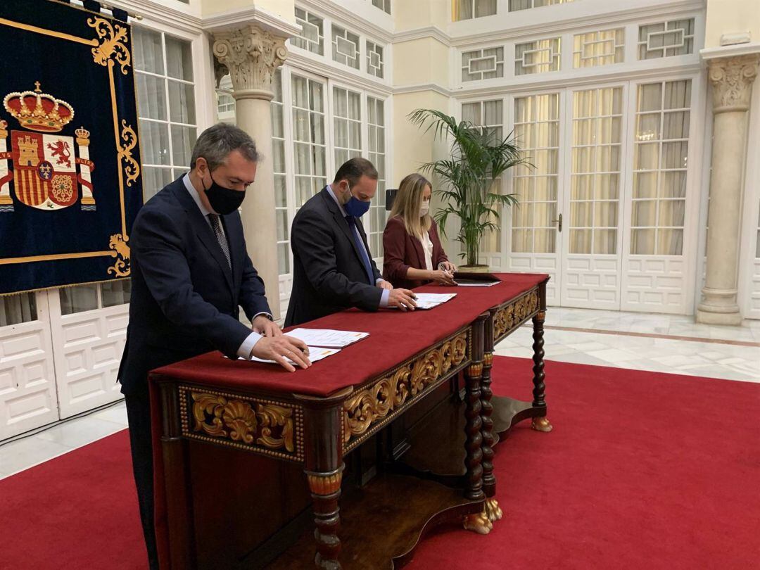Firma del acuerdo entre el Gobierno, la Junta de Andalucía y el Ayuntamiento de Sevilla.