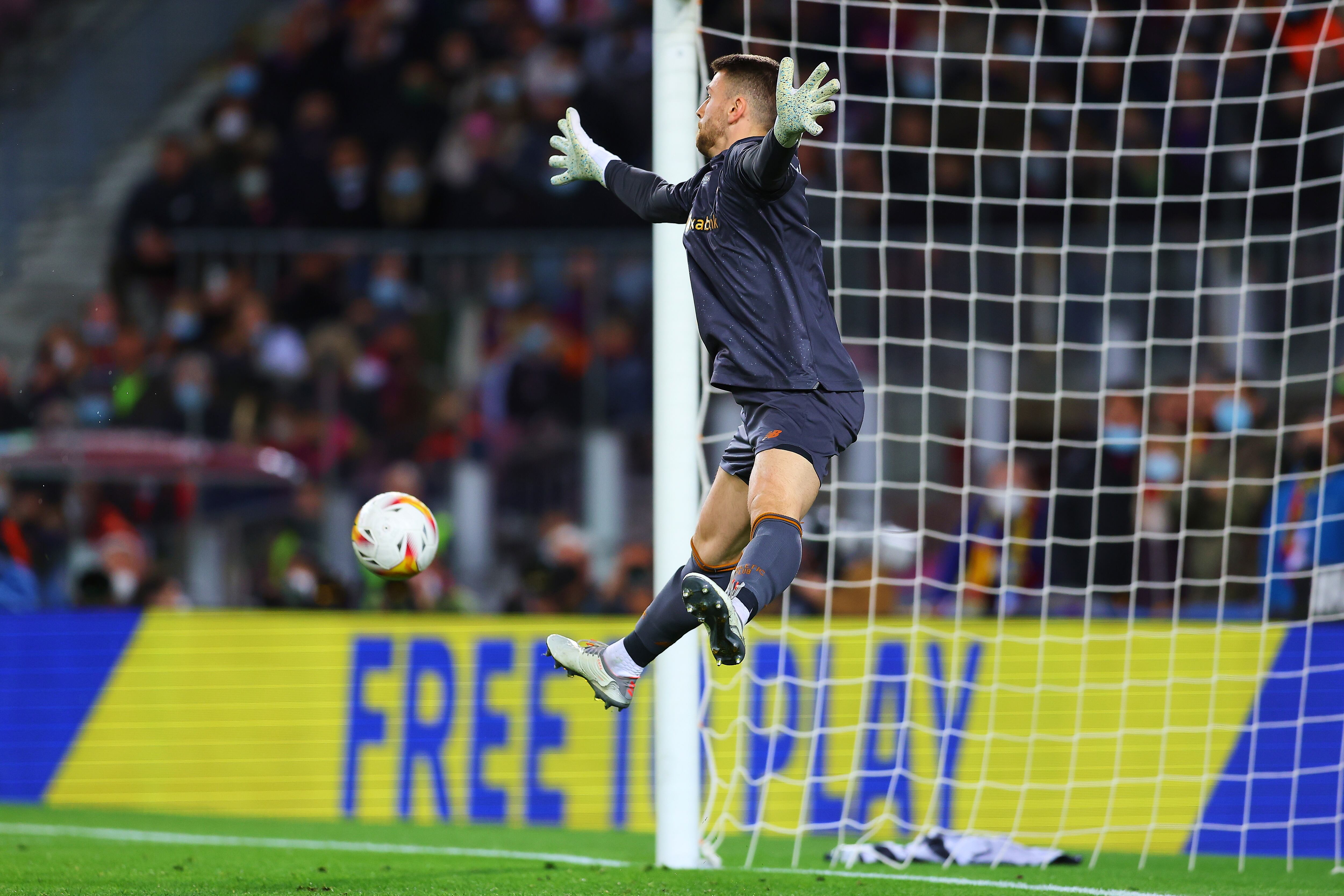 Unai Simón, durante el partido del Camp Nou