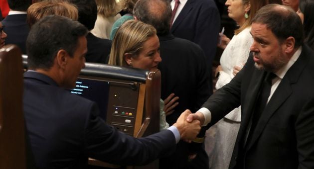 El presidente del Gobierno en funciones, Pedro Sánchez, saluda al diputado electo en prisión preventiva de ERC Oriol Junqueras.