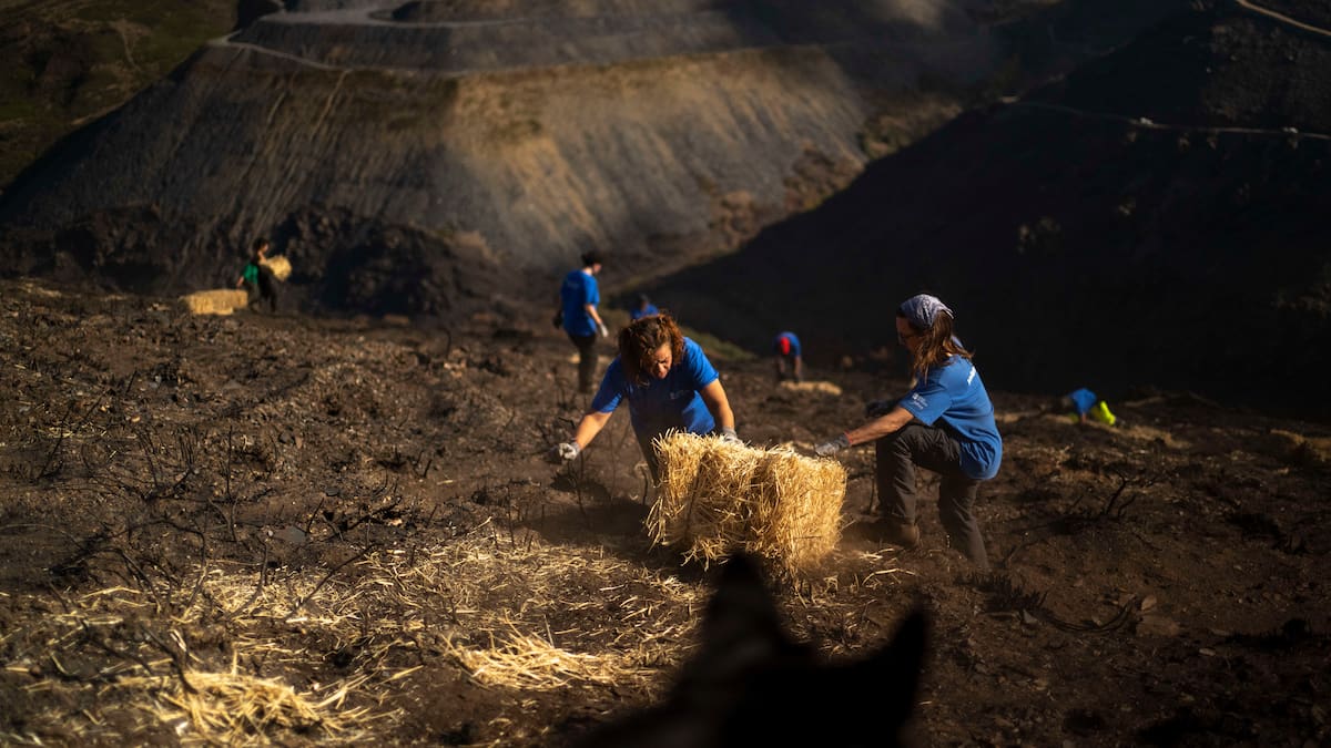 El arrastre de cenizas de los incendios deja sin agua potable a varias localidades de Valdeorras