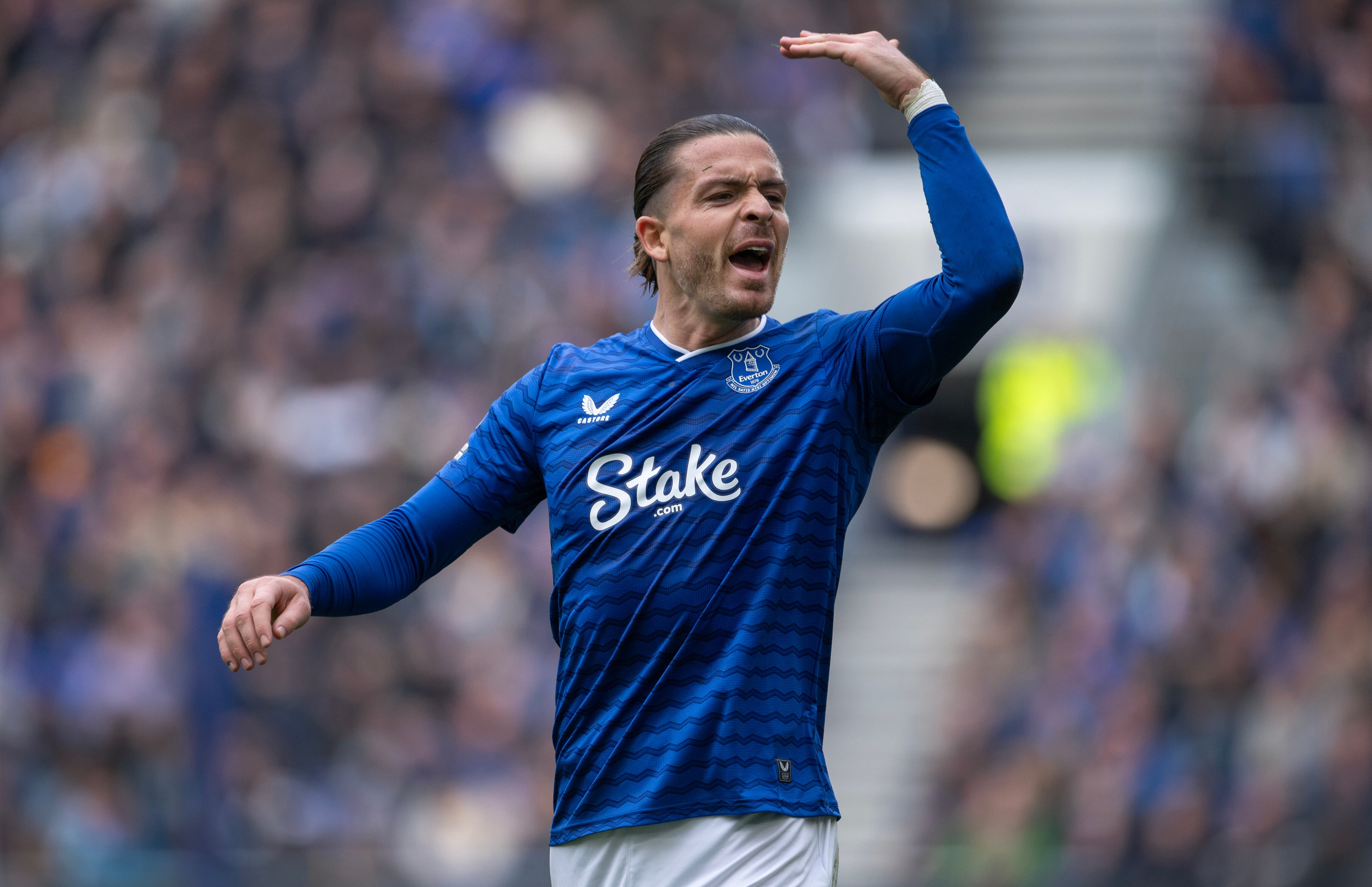 Grealish durante un encuentro con el Everton