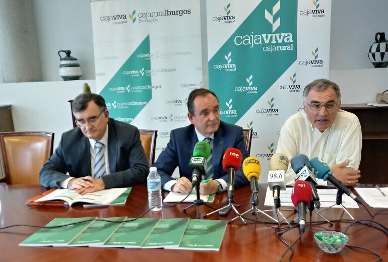 De izda a dcha: Pablo Arranz, equipo de coyuntura UBU, Ramón Sobremonte, director de Caja Viva Caja Rural y José Mª Calzada, coordinador del Boletín