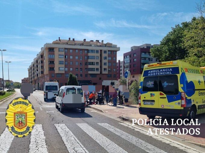 La policía local de Burgos y el 112 atendiendo al ciclista herido