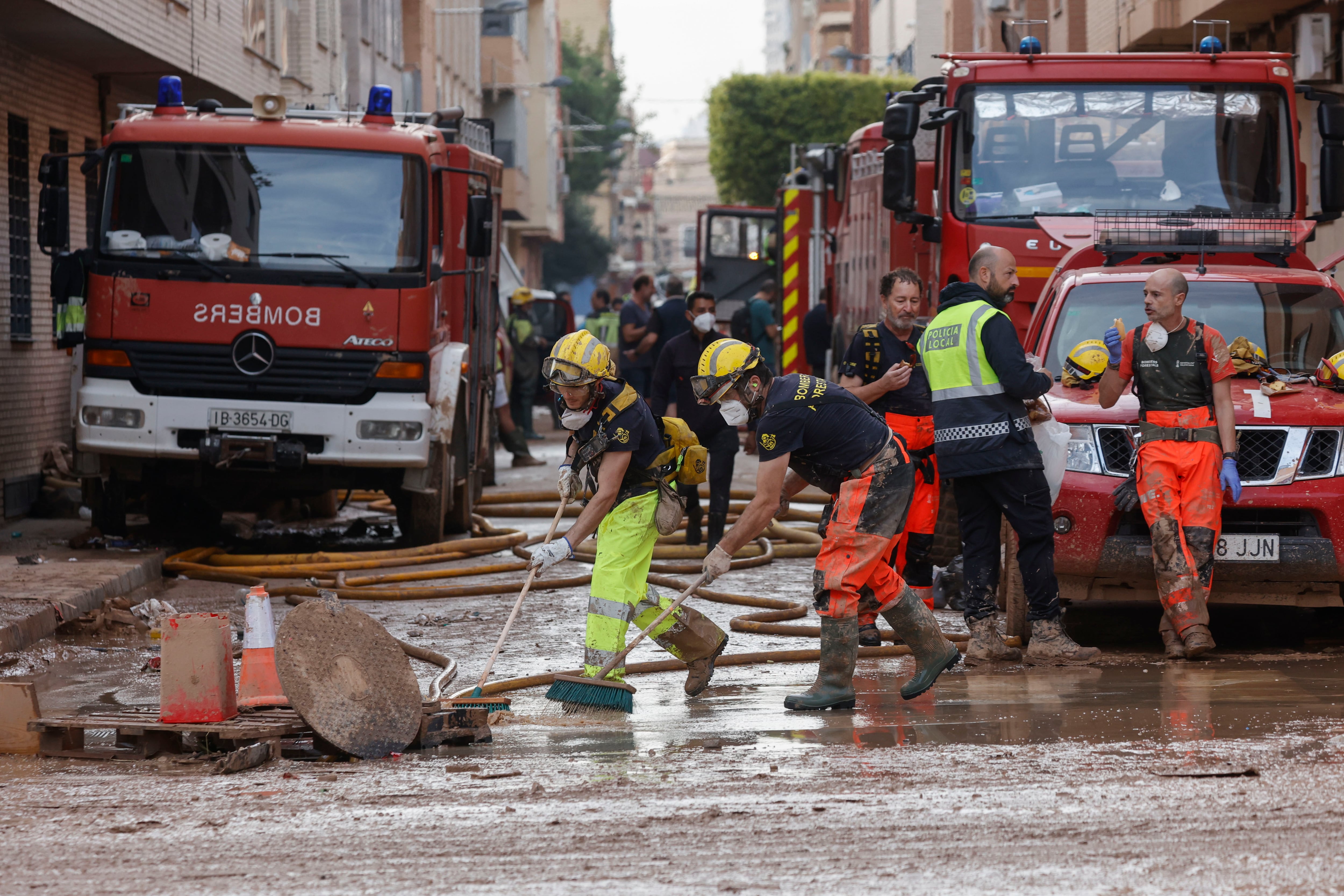 Un grupo de Bomberos trabaja en labores de limpieza en el municipio valenciano de Sedaví poco después de la DANA.