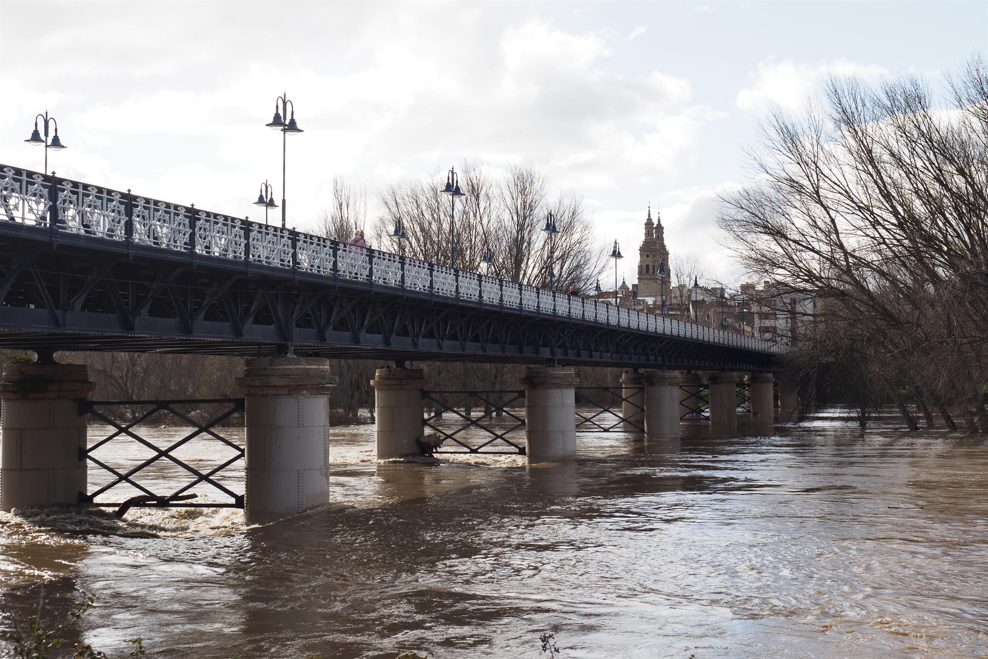 Vista del paso del río Ebro a 28 de febrero de 2024, en Logroño