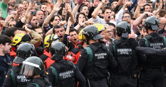 Manifestantes frente a la Guardia Civil el 1-O