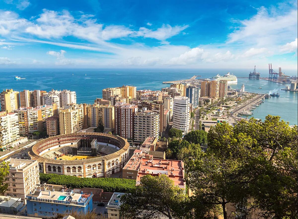 Panorámica de la ciudad con la plaza de toros y el puerto al fondo.