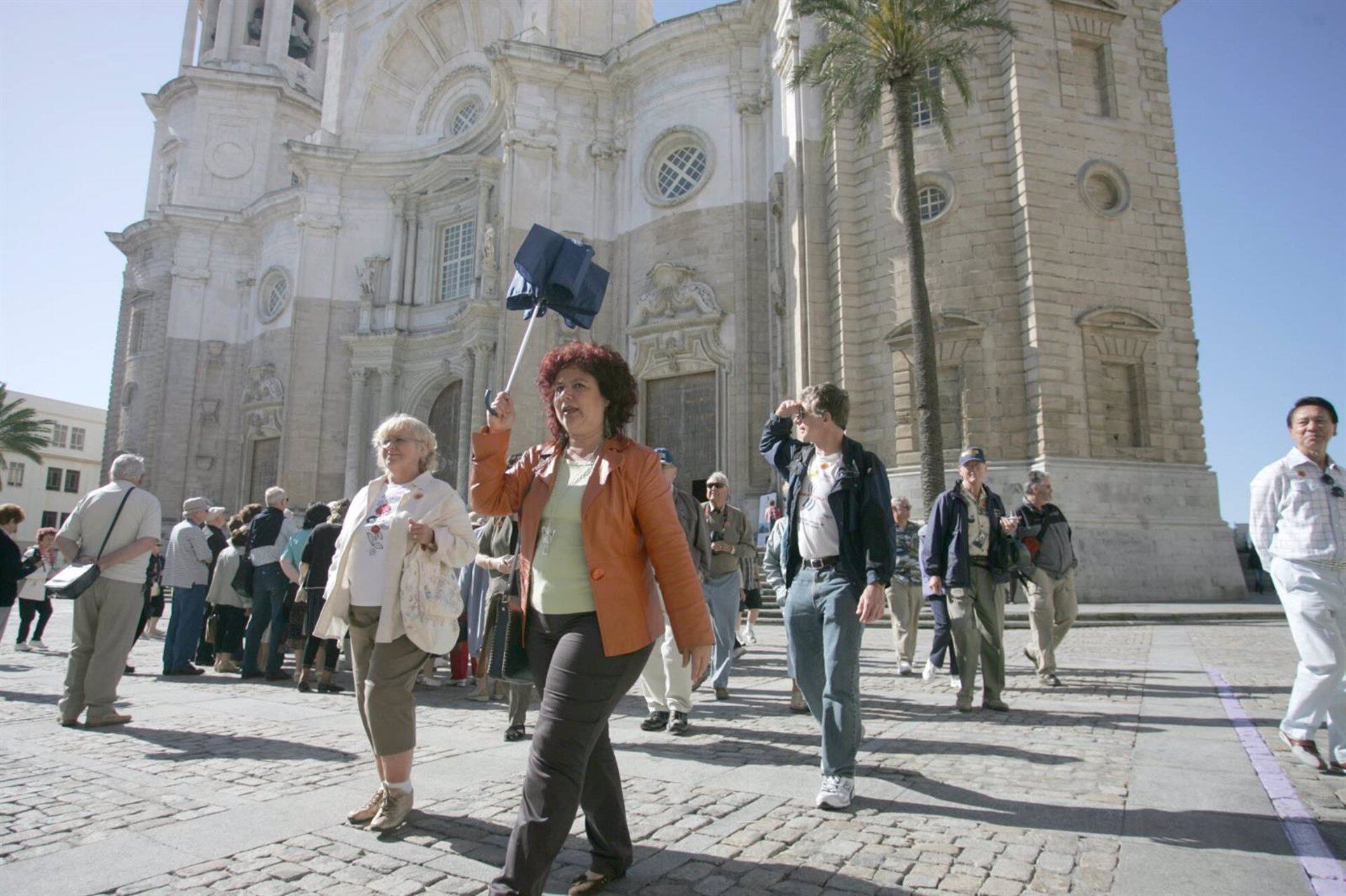 Turistas paseando por Cádiz