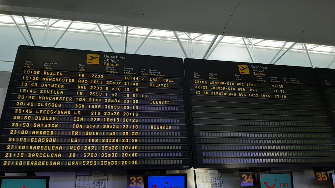 Pantallas en el aeropuerto César Manrique de Lanzarote