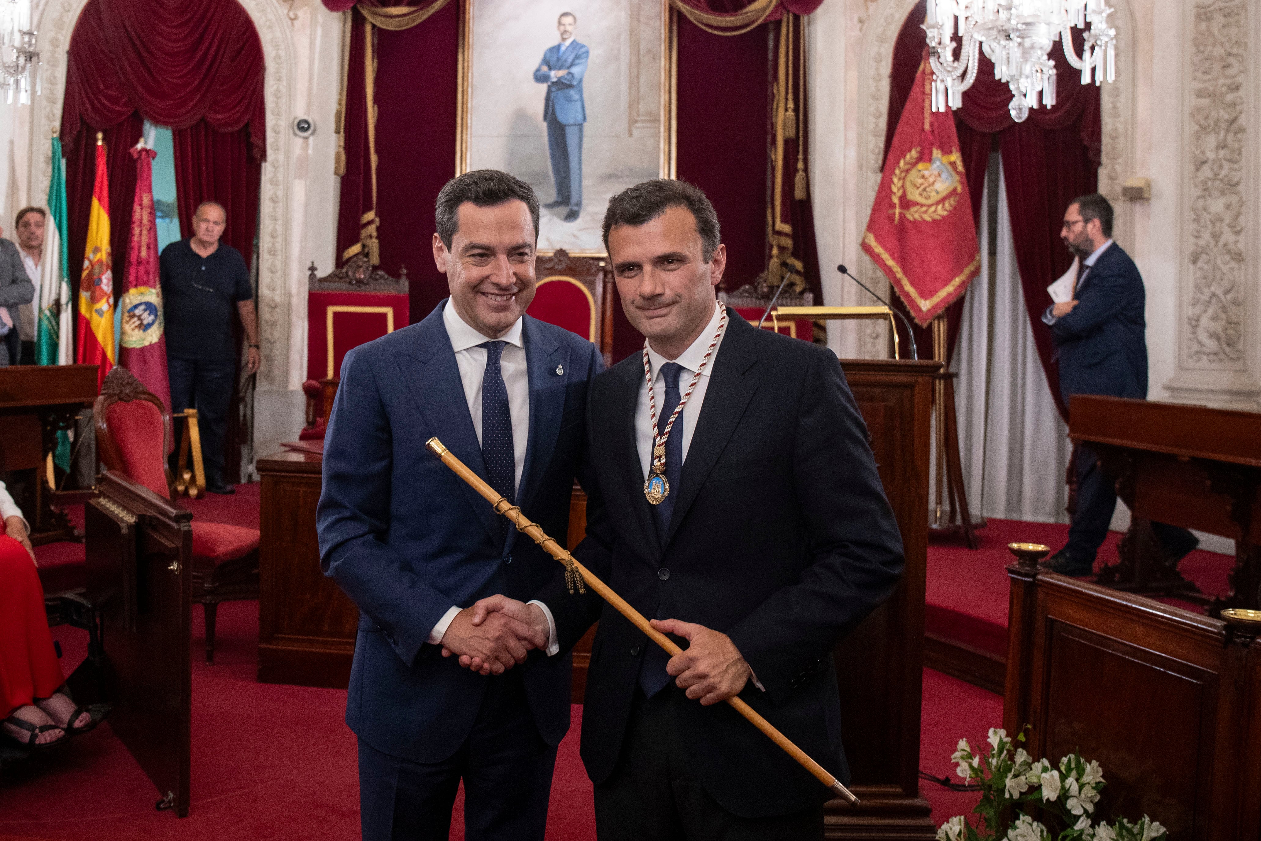 CÁDIZ, 17/06/2023.- El nuevo alcalde de Cádiz, Bruno García, conel bastón de mando, estrecha la mano al presidente de la Junta de Andalucía, Juanma Moreno (i), tras el pleno constitutivo del Consistorio este sábado. EFE/ Román Ríos
