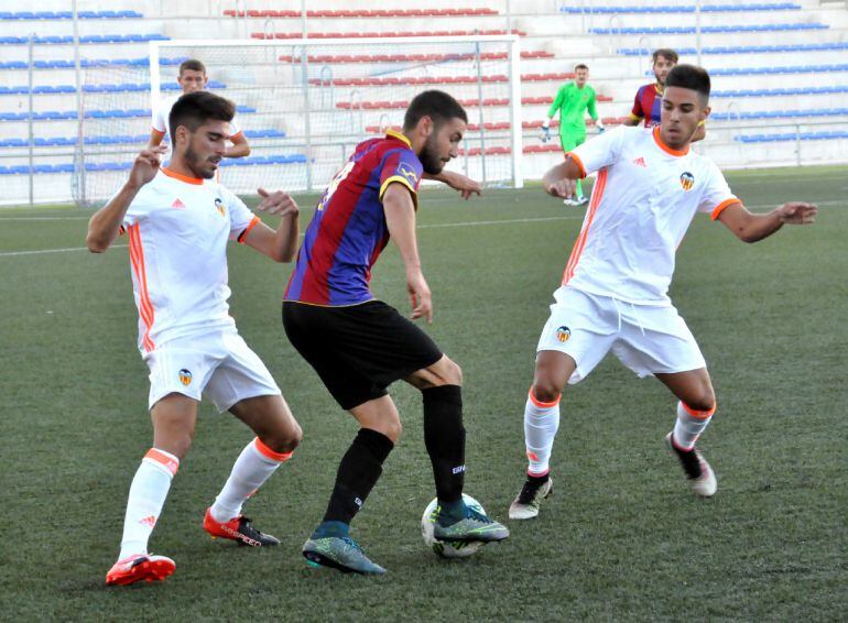 Manu Gavilán se va de dos rivales