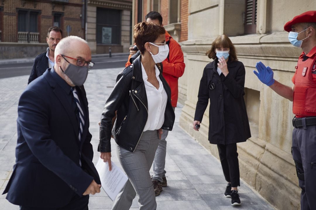 La presidenta del gobierno de Navarra, María Chivite (c), llega al parlamento regional para acudir al pleno sobre las consecuencias del COVID-19, en Pamplona