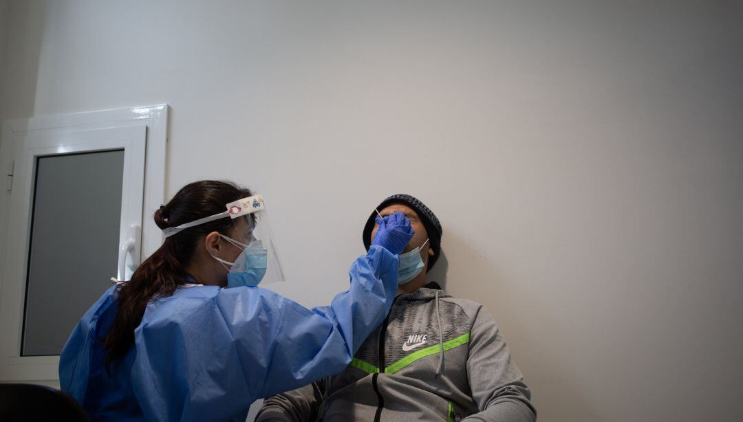 Un hombre se somete a una prueba PCR.