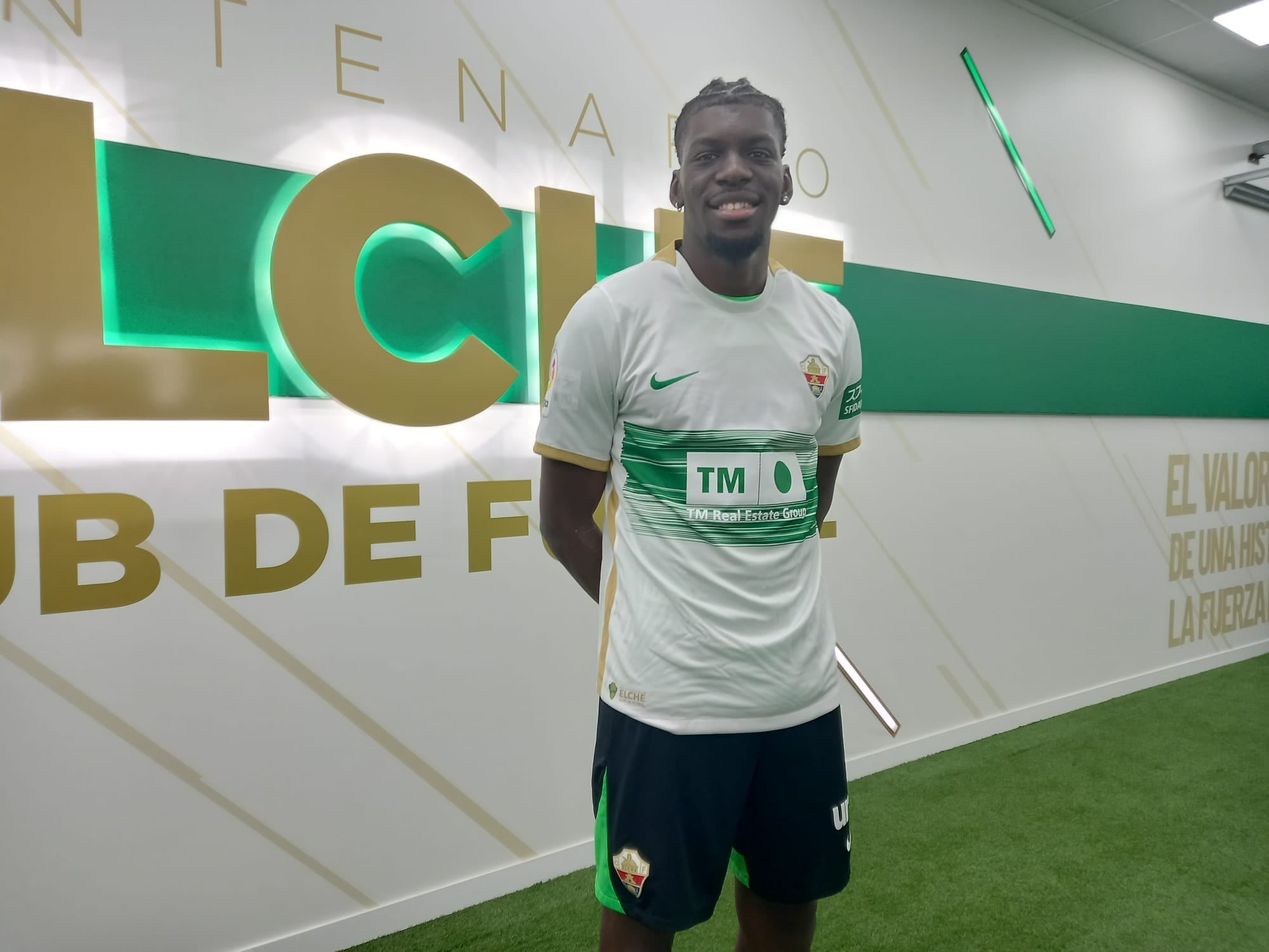 Randy Nteka ya luce la franjiverde del Elche Club de Fútbol