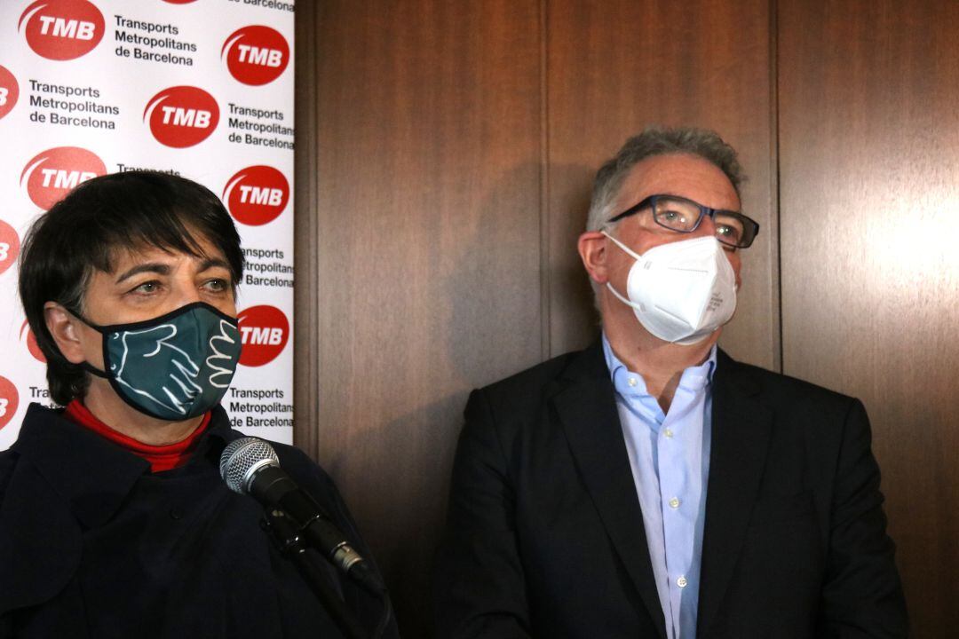 La presidenta de TMB, Rosa Alarcón, i el conseller delegat de TMB, Gerardo Lertxundi, atenent els mitjans de comunicació, el 16 de desembre del 2020. 