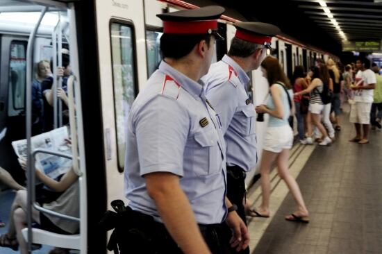 Mossos d'Esquadra vigilant a l'interior del metro la possible aparició de carteristes.