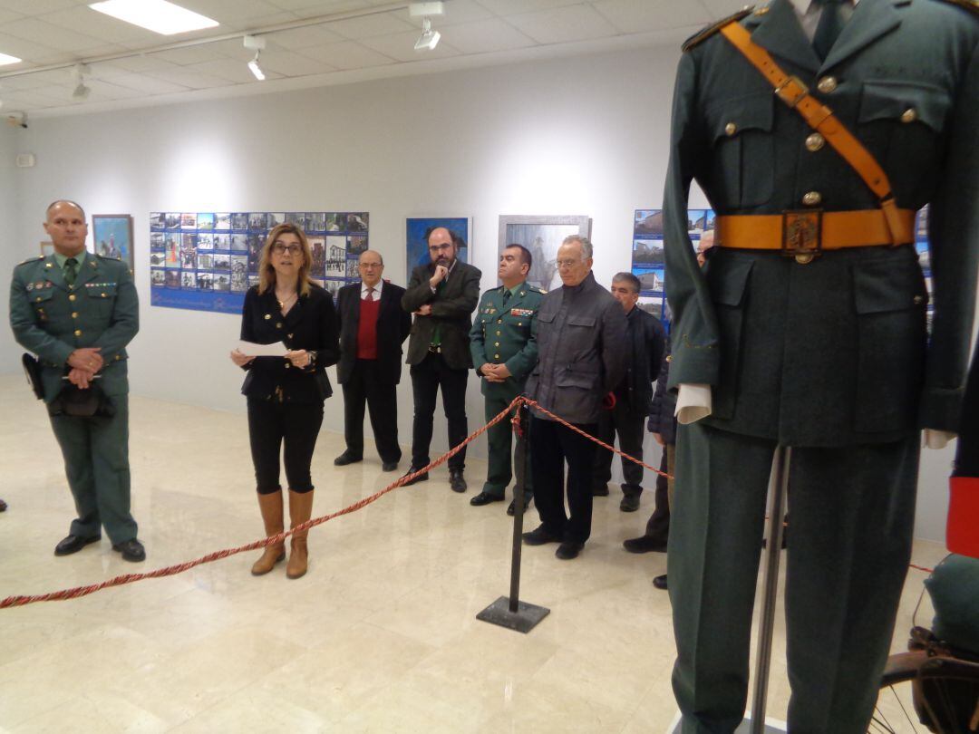 La alcaldesa, juntao al teniente Lobo, jefe accidental del puesto de Aranda, inauguraron esta muestra