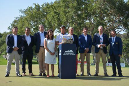 Entrega de premios, el ganador del torneo,Christiaan Bezuidenhout, recoge su premio.