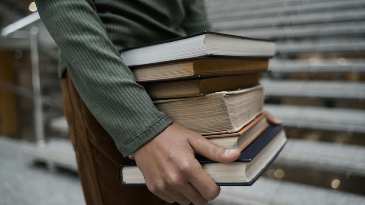 Viaje al mundo en 90 libros: descubriendo culturas, historias y sueños comunes sin movernos del sillón