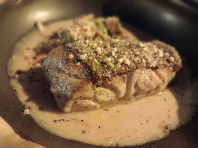 Corvina salvaje del Estrecho con velouté de pollo, escarola al ajillo y polvo de avellana garrapiñada