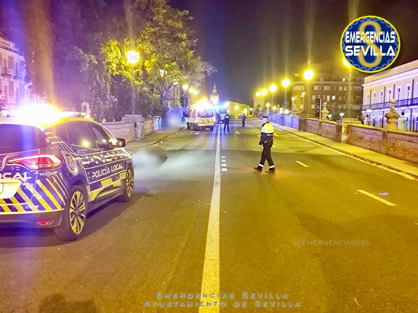 Policía Local de Sevilla interviniendo en el puente de San Bernardo por el accidente mortal de un motorista