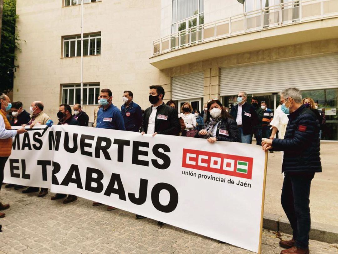 Sindicatos se concentraban ante la Subdelegación del Gobierno para insistir en la importancia de mejorar las condiciones de seguridad de los trabajadores y trabajadoras jiennenses