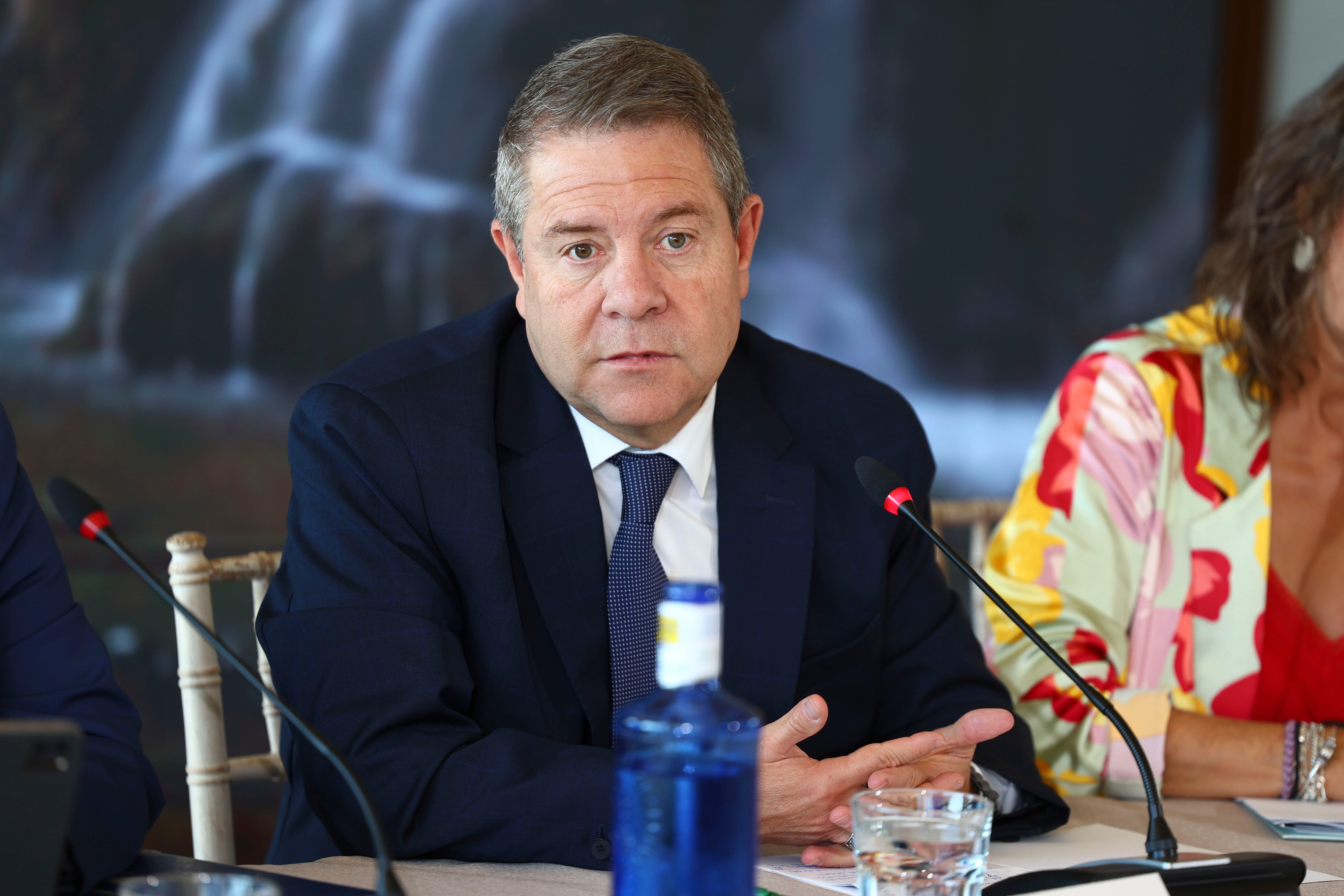 TOLEDO, 24/07/2025.- El presidente de Castilla-La Mancha, Emiliano García-Page, preside este jueves la sexta reunión de la Mesa Regional del Agua, que congrega en Toledo a representantes de los sectores agrarios, sociales, económicos, ambientales, científicos, institucionales y políticos de la región. EFE/ Ismael Herrero