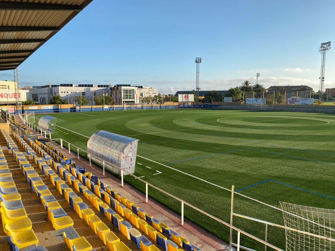 Gradas y campo Diego Mena de Dénia.