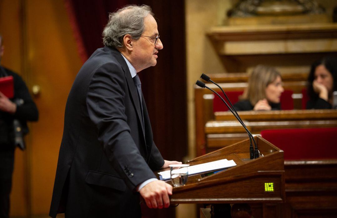 El president de la Generalitat, Quim Torra, interviene desde la tribuna durante una sesión plenaria en el Parlament de Cataluña.